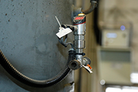 圧縮エアのレシーバータンクには圧力センサーを設置。これもデータ収集ゲートウェイと接続。